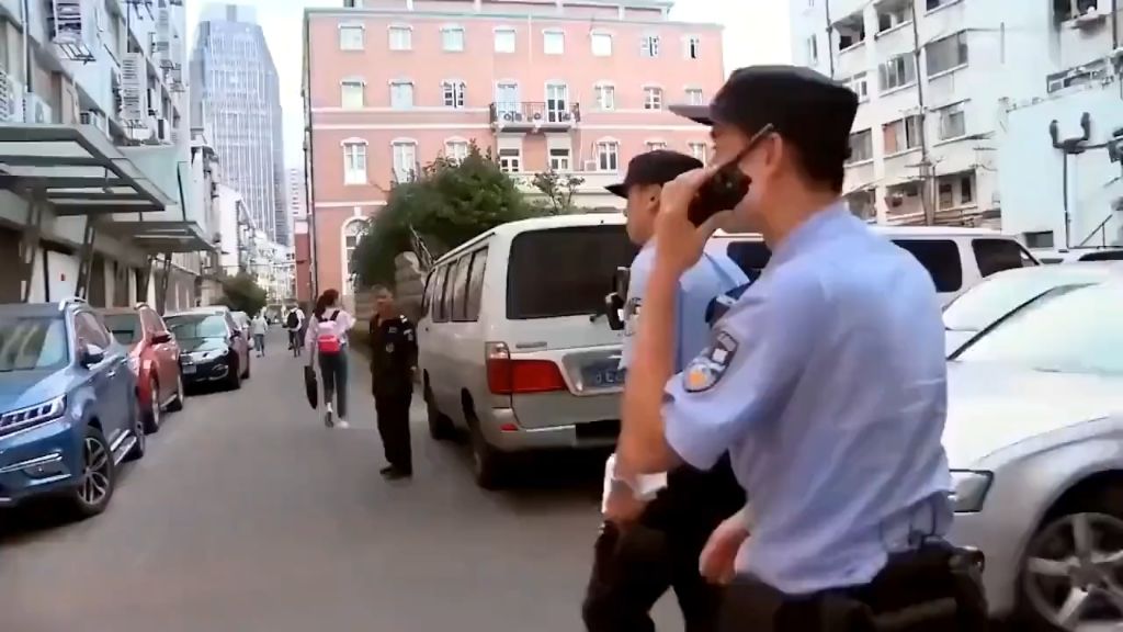 民警：我都想揍你，这身衣服让我忍住了！