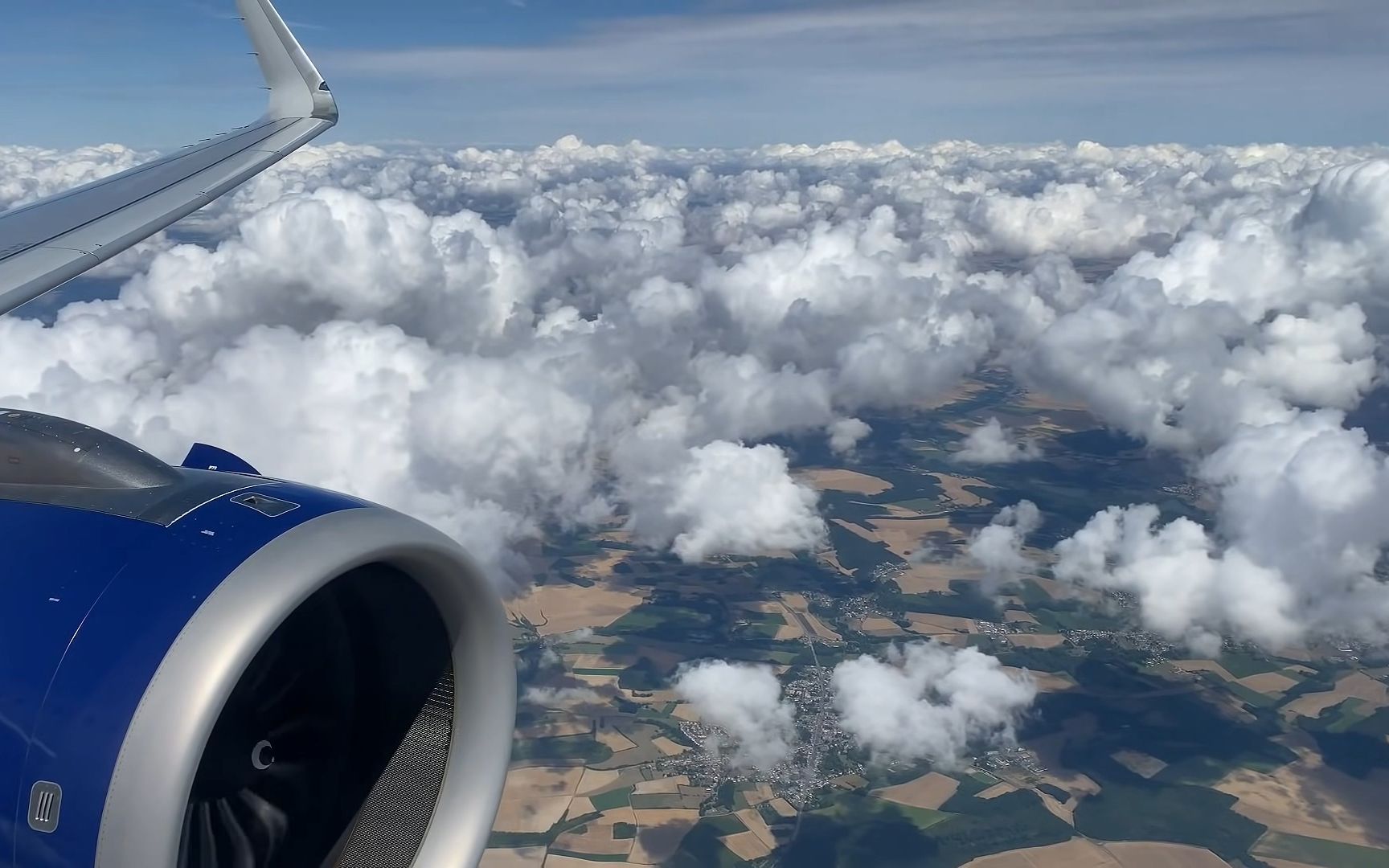 飞机穿过云海,从飞机上看云海,田野上的云海