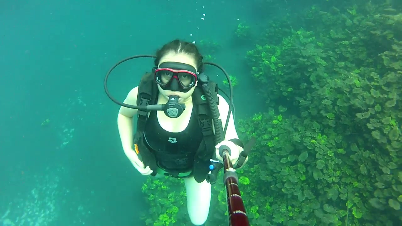 潜水练习863(穿阿瑞拉高叉泳装潜水的美女