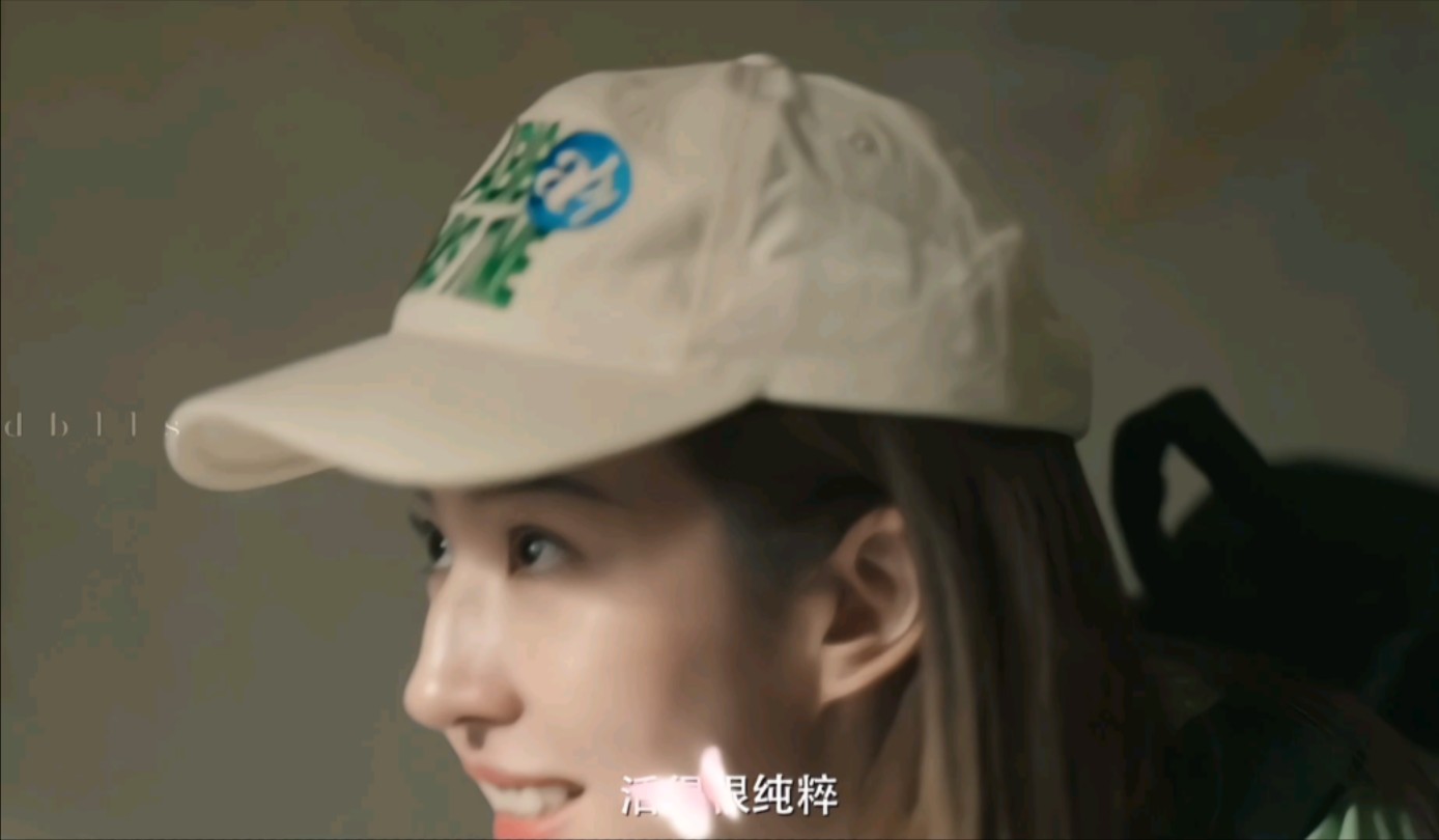 这个棒球帽造型omg!是俏皮的刘亦菲