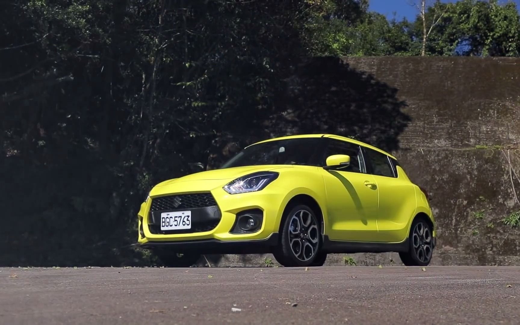 2021款铃木雨燕运动版充满驾驶乐趣的油电混动手动挡小钢炮