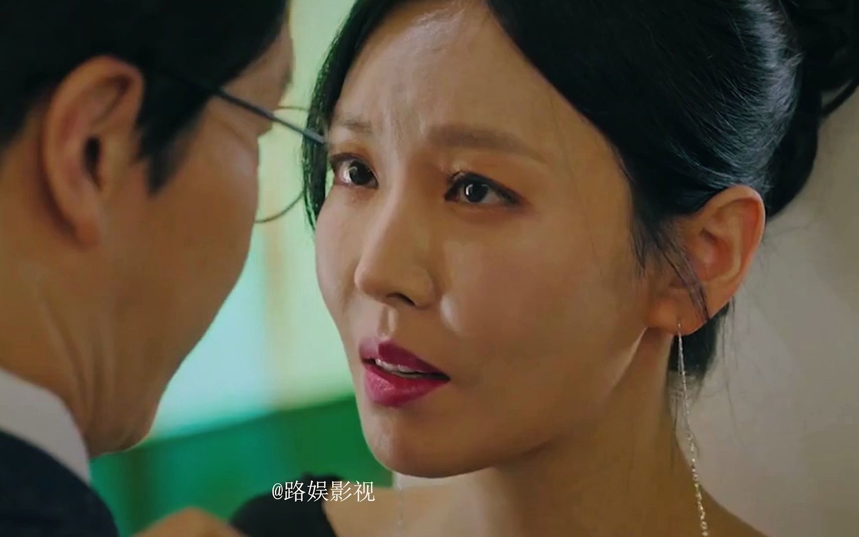 活动作品韩剧顶楼闵素雅拍下顶楼丑闻并以第一名考入青雅艺高