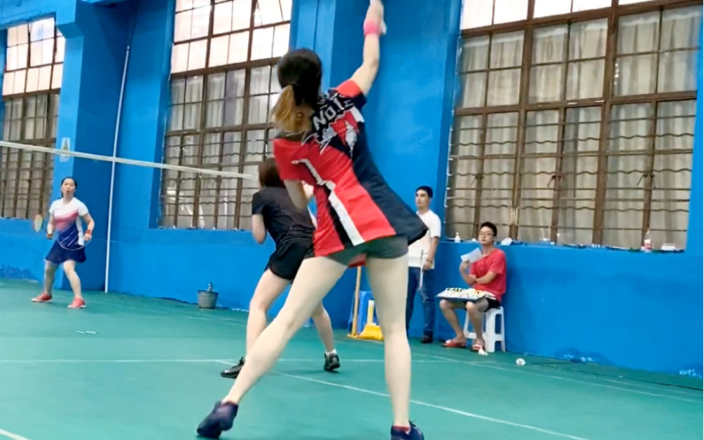 大长腿美女的这个羽毛球滑板劈吊太帅了