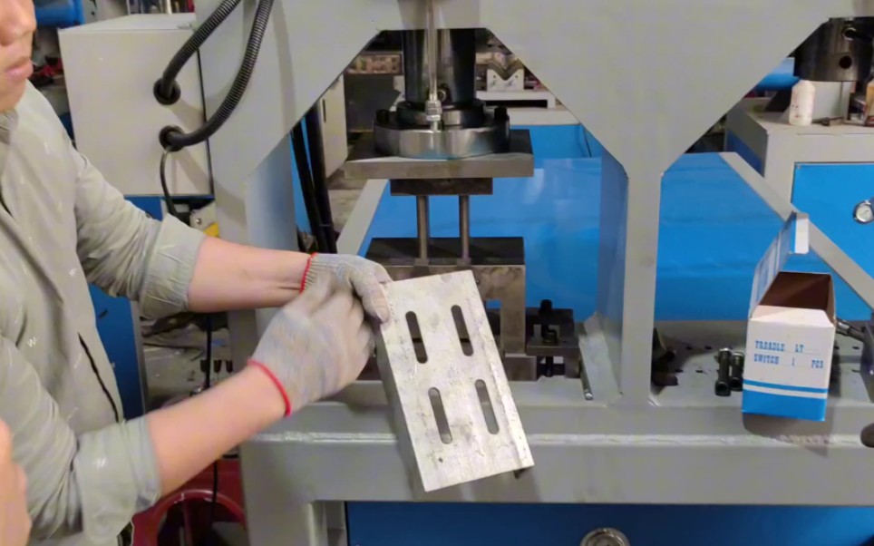 槽钢打孔好办法 模具冲压的优势在哪里大家看出来了吗?