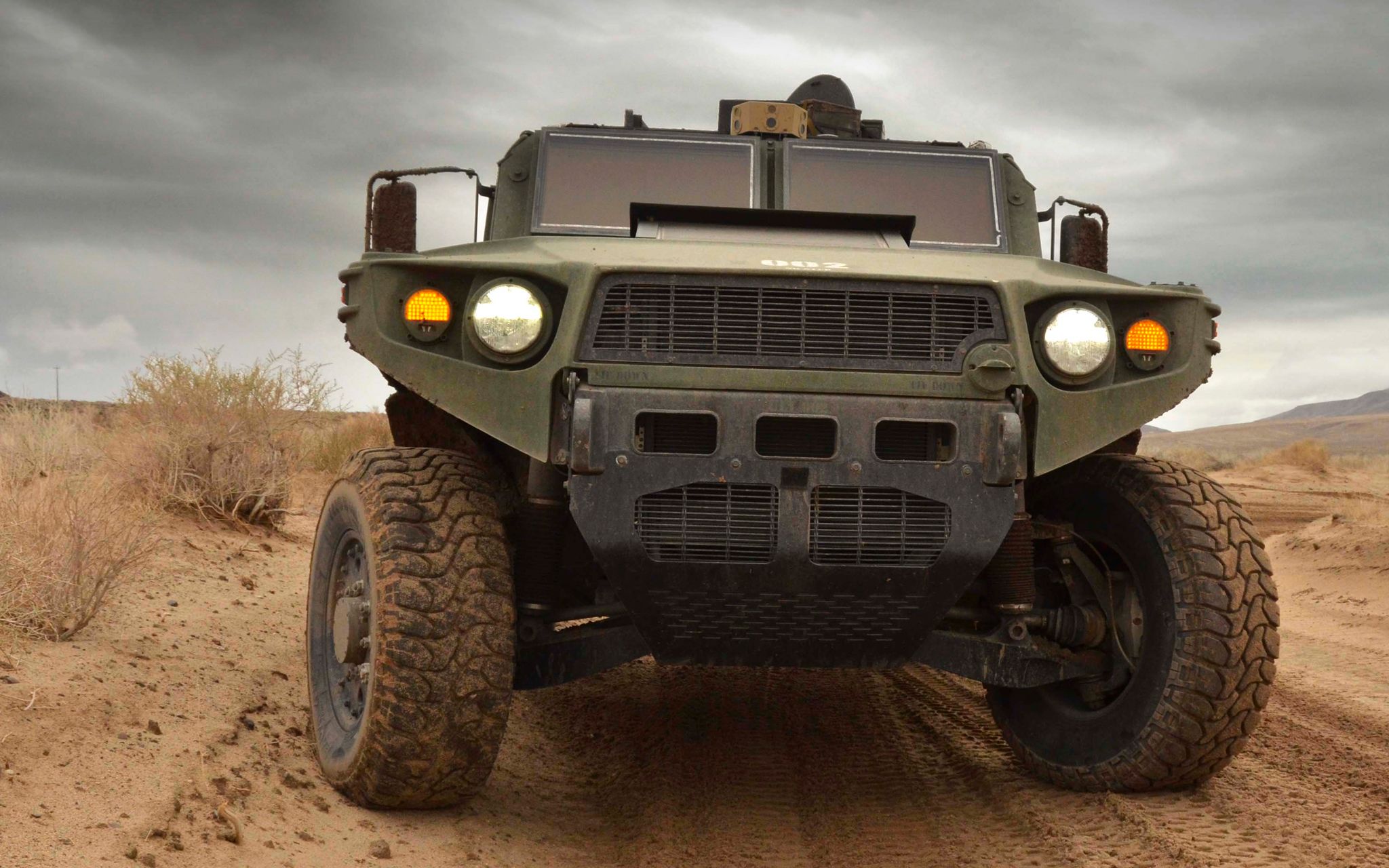 中国造军用越野车,性能超越"悍马"战车,搭载反坦克导弹火力强_哔哩