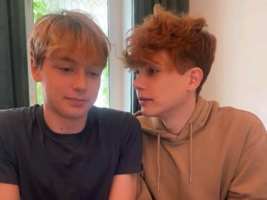 thewineholics 夫夫直播,两人甜甜的