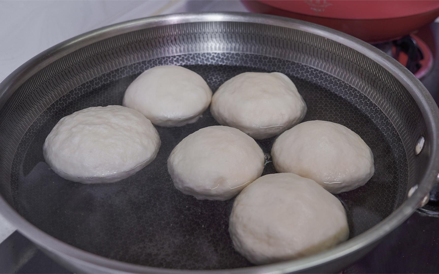 馒头放进滚烫的开水中,真厉害,30年老保姆拿手绝活,高手在民间