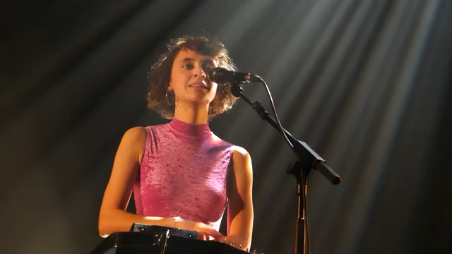 法国女歌手pomme现场弹唱《les oiseaux》