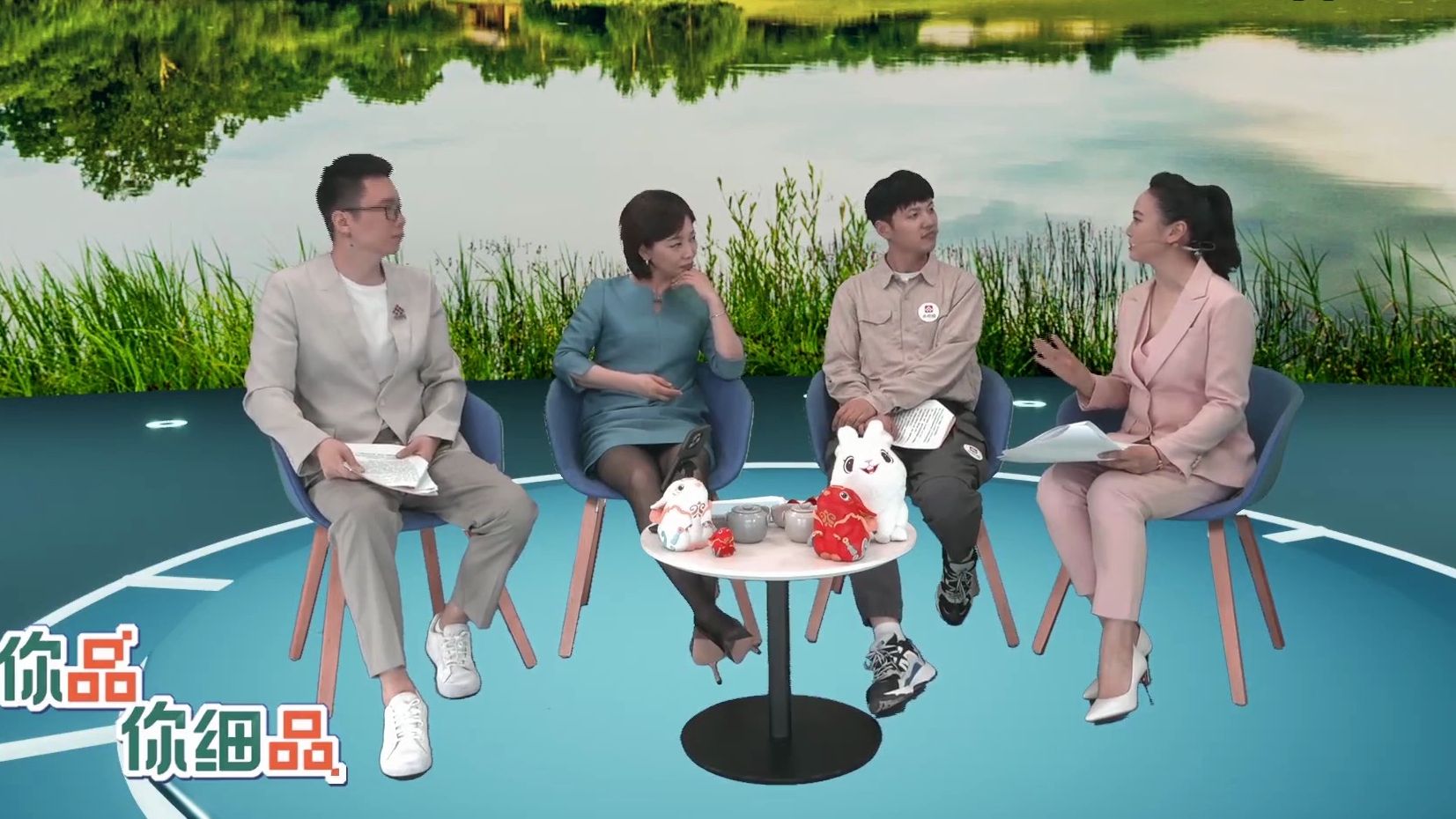 央视美女主播劳春燕短裙黑丝,尽显成熟韵味,直播出镜"云上看神州"特别