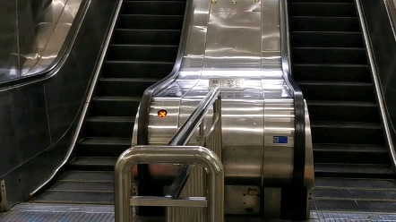 这就是很长的团结湖地铁站