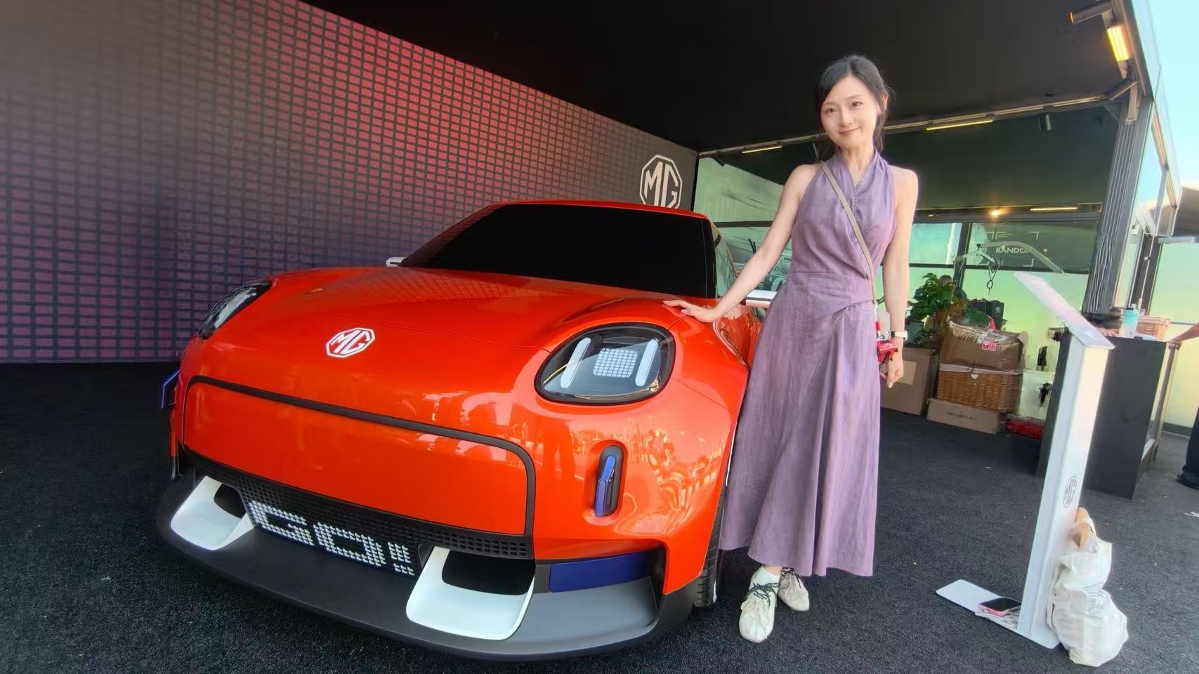 纯电MG GO!和轿跑SUV Cyber概念车亮相古德伍德速度节，老外围着拍！