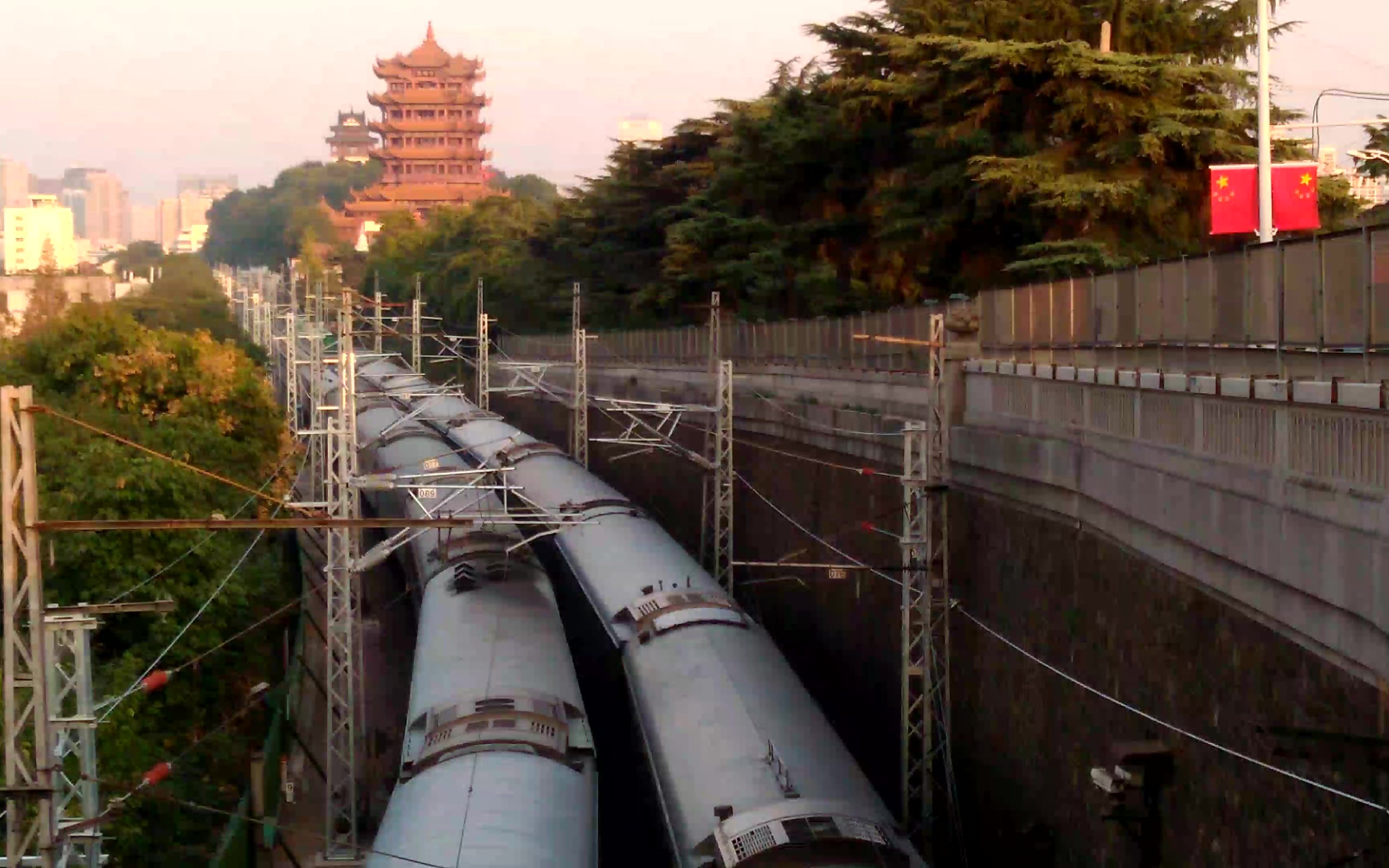 z126与t369在黄鹤楼脚下交汇