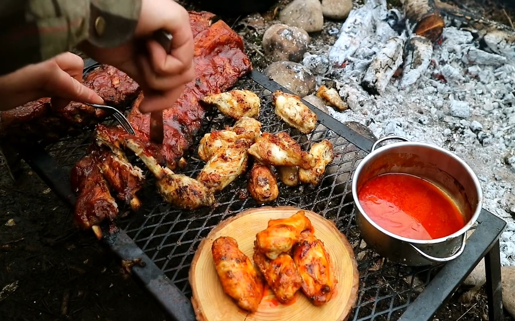 【露营美食】如何在户外烹饪 荷兰烤小排 香辣鸡翅
