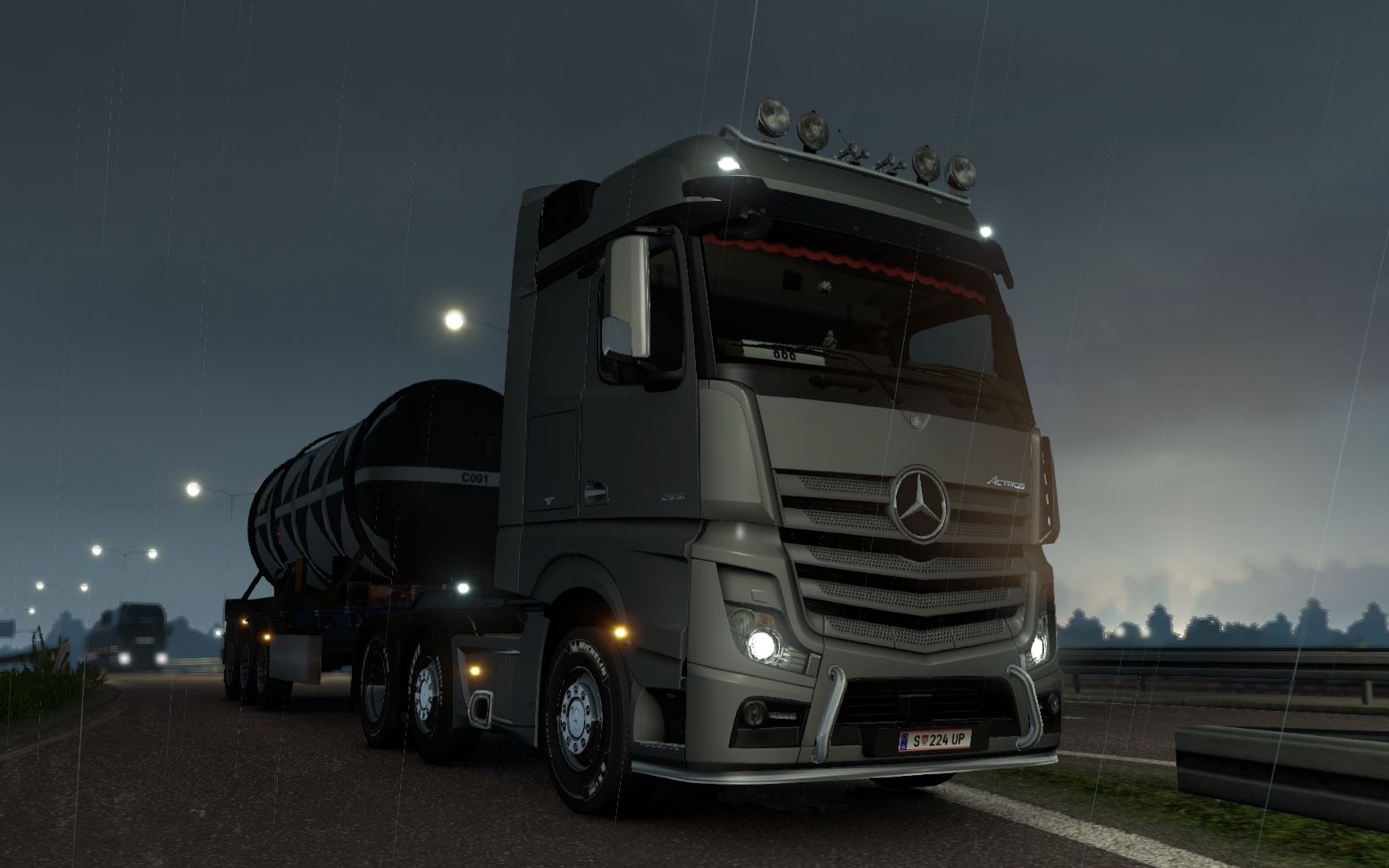 欧卡:雨夜奔驰actros短距离运输_哔哩哔哩 (゜-゜)