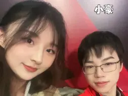 Скачать видео: 小豪和女粉阿雪互动 阿雪:你是不是暗恋我！小豪:真下头！