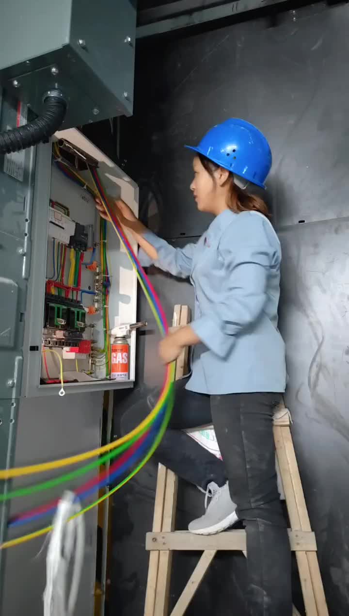 在工地,水电工会的你们不一定会,你们不会的,水电工一定会,不接受反驳