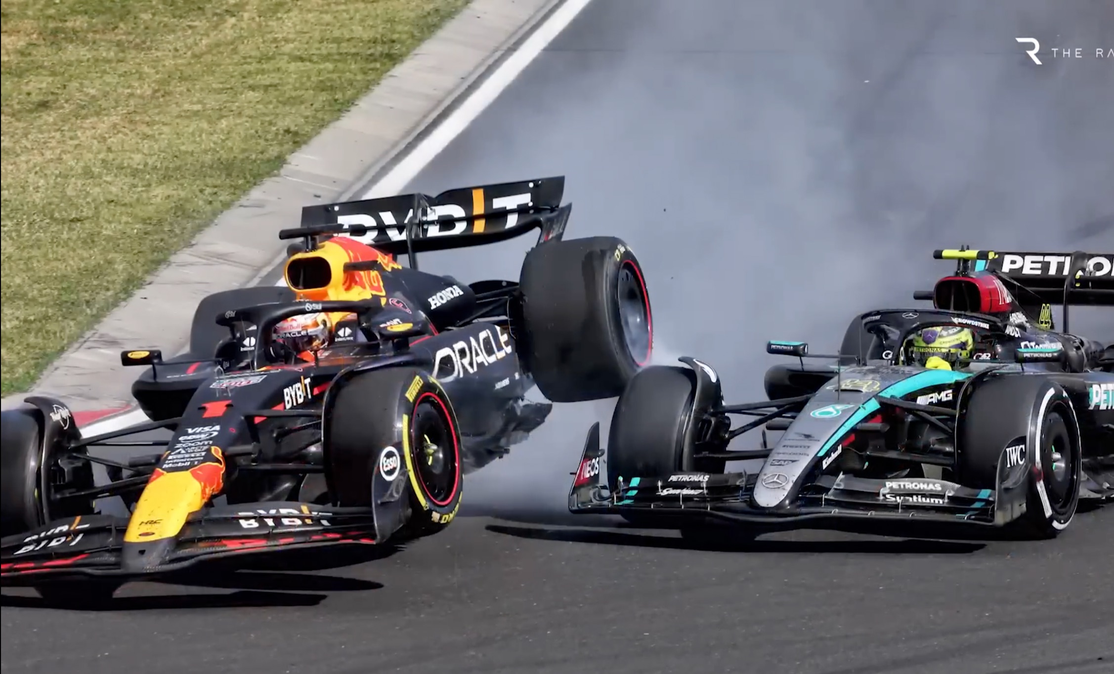 f1匈牙利大奖赛 与维斯塔潘发生碰撞,汉密尔顿是否应该被处罚