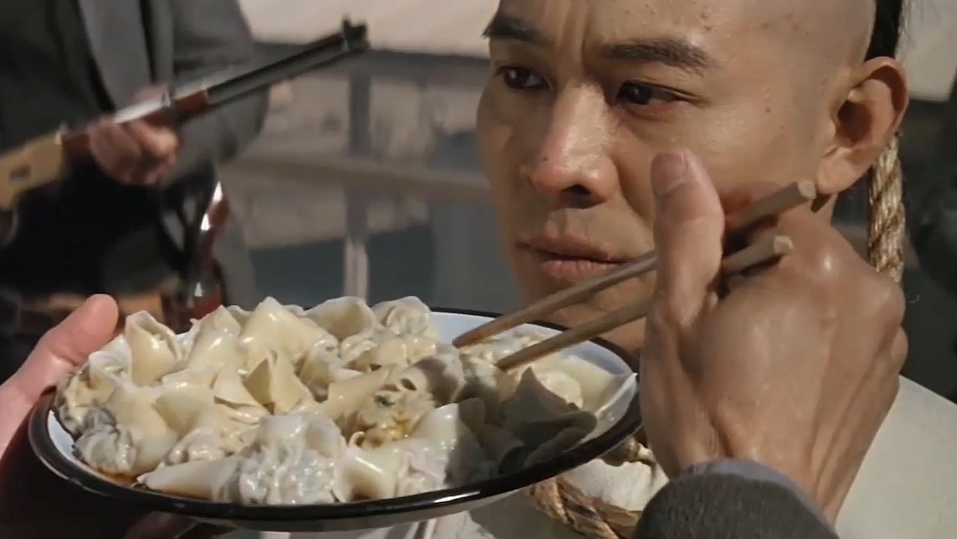 李连杰经典电影:饺子里竟藏着刀片,原来里面暗藏玄机
