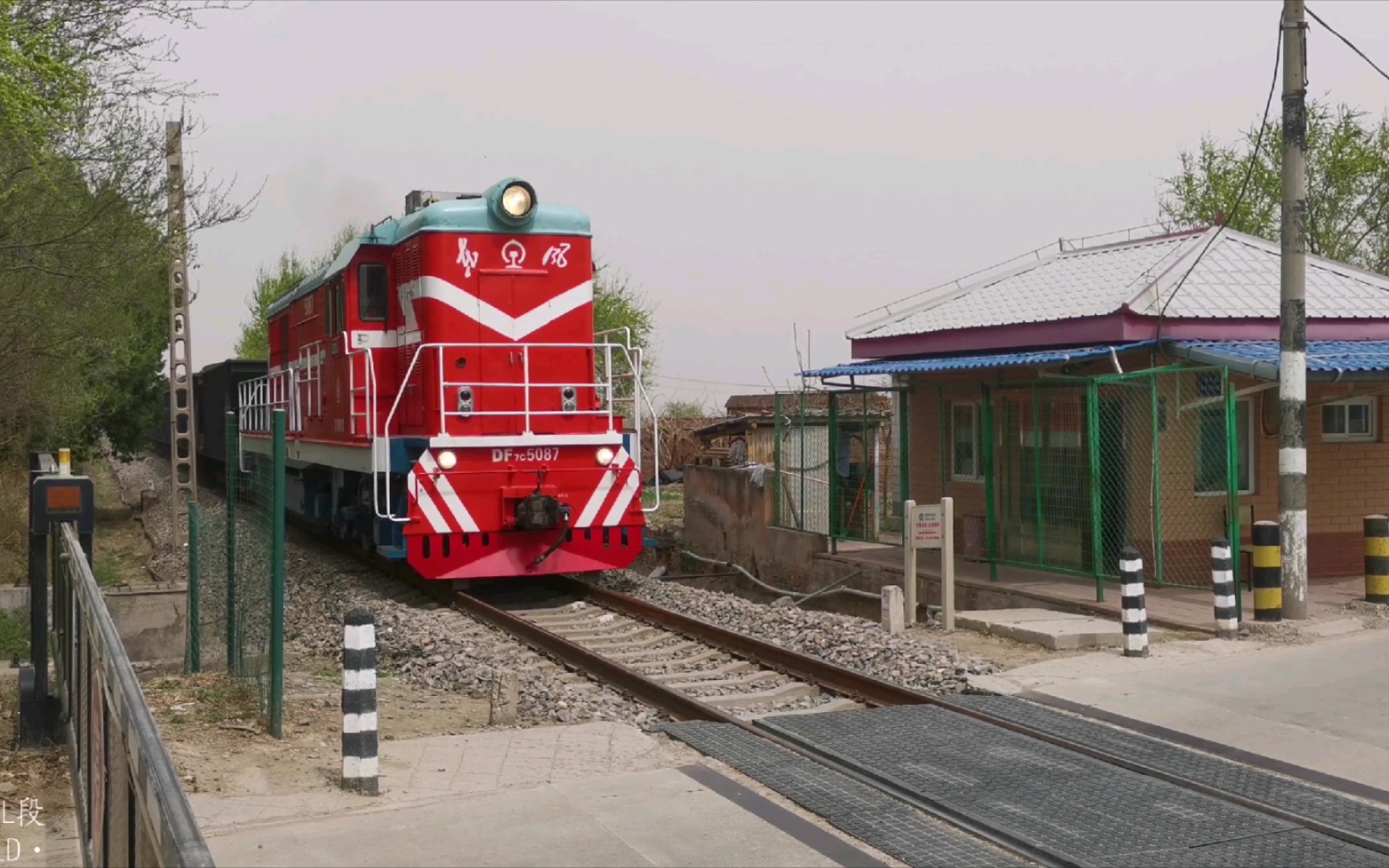 京局怀段df7c·5087牵引道砟车通过西北环线海淀区阳台山监护道口