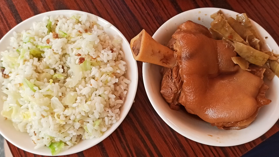 休息日吃菜饭,非常喜欢的一个套餐,两碗饭 一蹄髈,只要25块