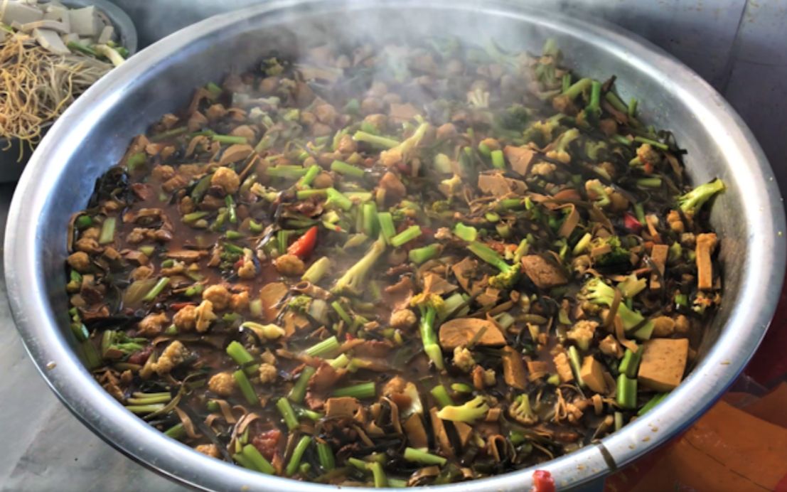 工地上用巴掌大的肉片炒了一锅大锅菜,民工们连吃三碗都不够!