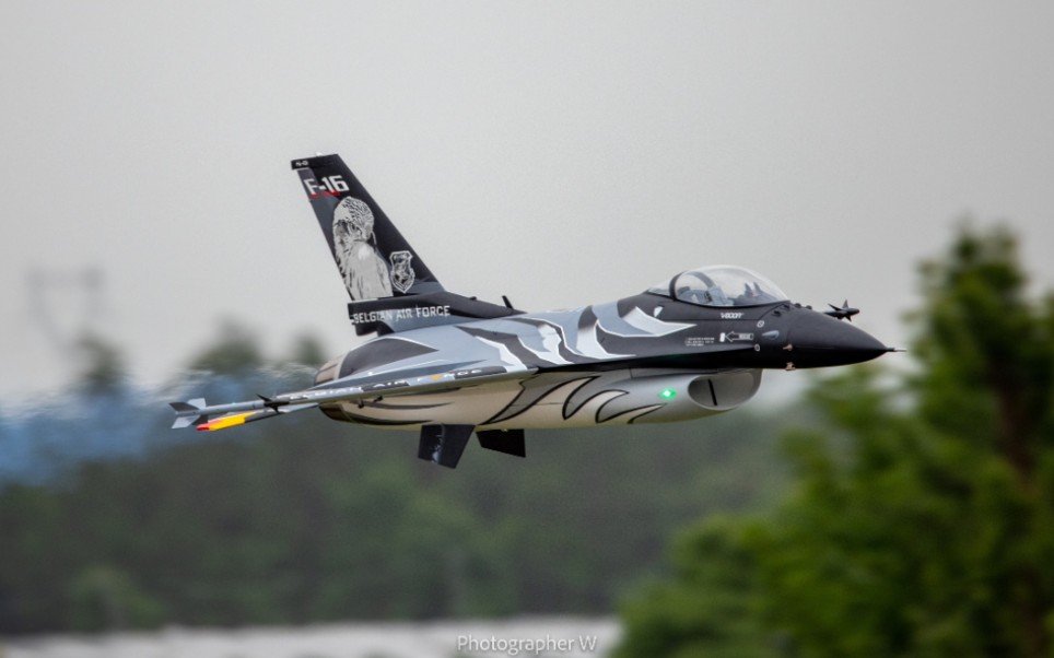 f16挂载战斗部飞行