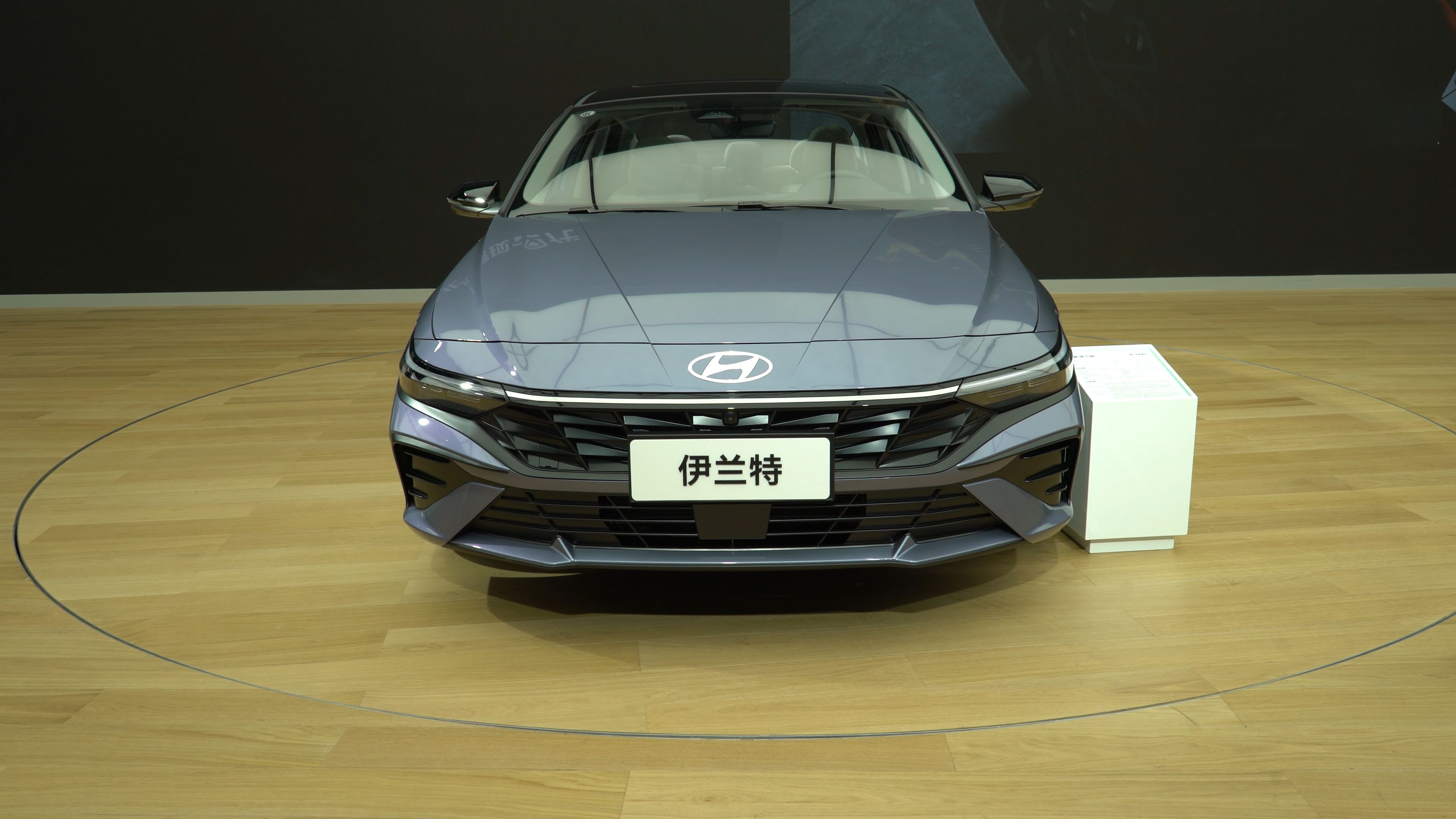 新款现代伊兰特 家用的运动轿车