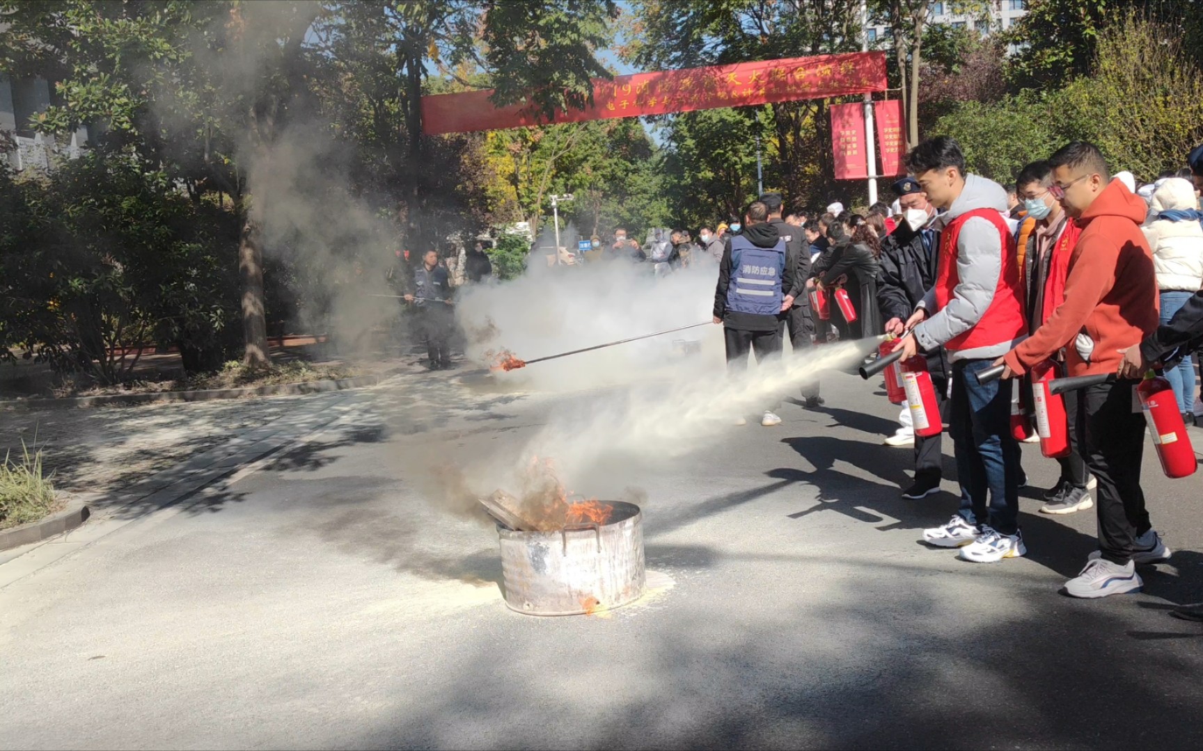 南京大学消防演练——搜救犬展示&灭火器实操哔哩哔哩bilibili