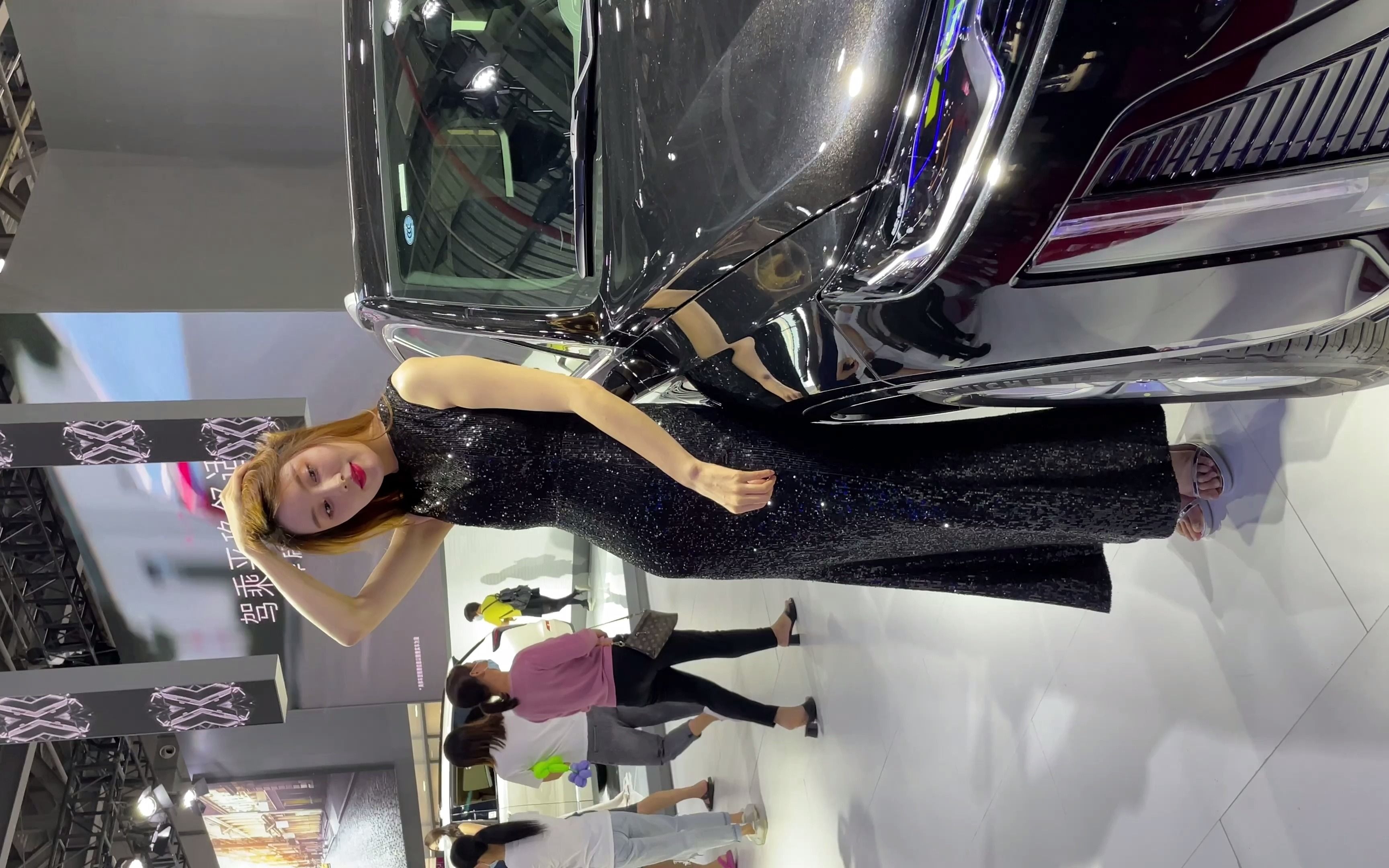 2021秋季东莞国际车展凯迪拉克黑色礼服车模花絮_哔哩哔哩_bilibili