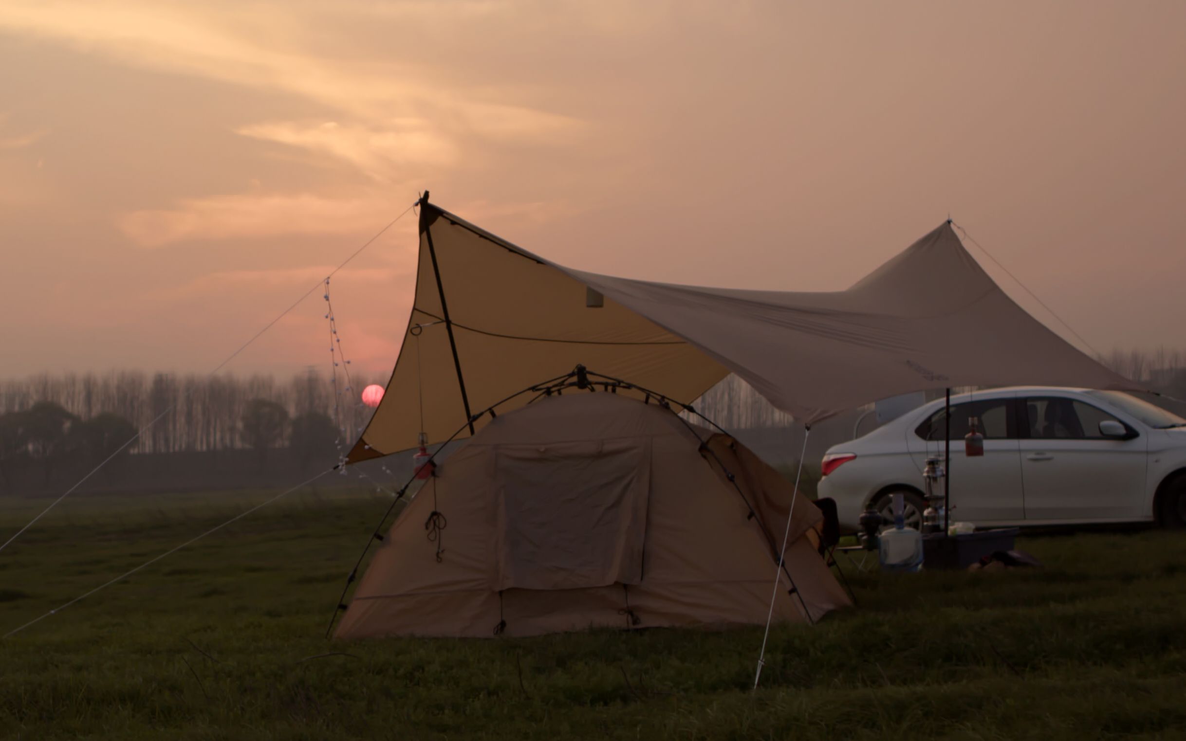 轻奢露营日记:秋冬季节我在河边搭帐篷野营.就像在春天野炊.