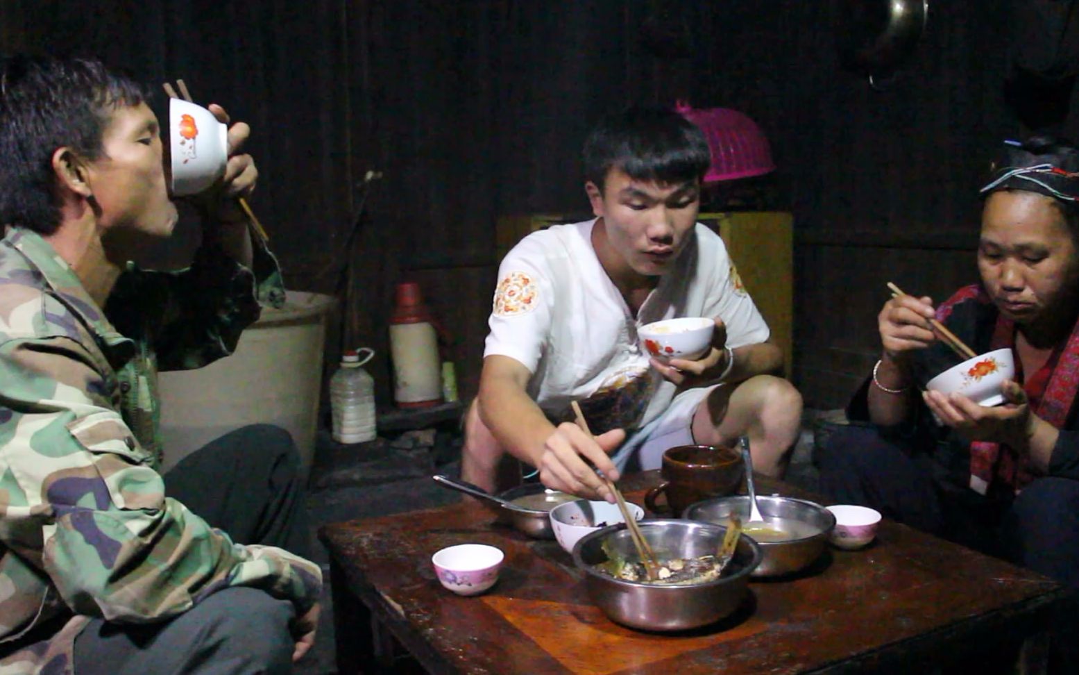 农村小伙和爸妈三个人在家吃烤鱼,两条稻花鱼拿来烤吃流口水了