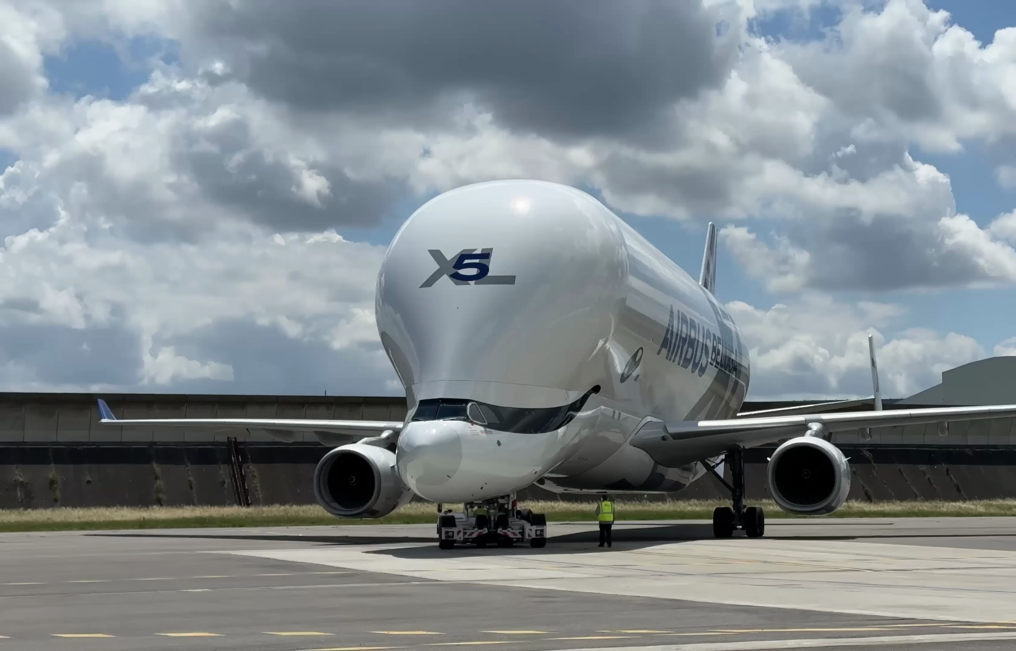 近距离观察最奇怪的空客飞机——"超级大白鲸"(beluga xl)
