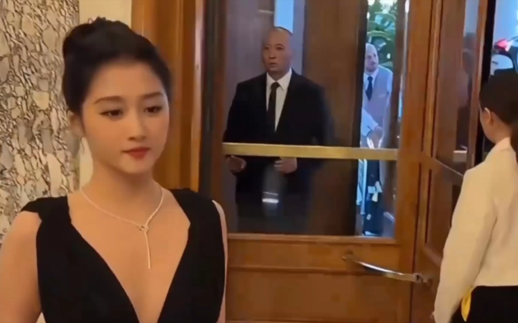 关晓彤出席戛纳活动 黑色长裙造型 化身高贵黑天鹅 优雅大方