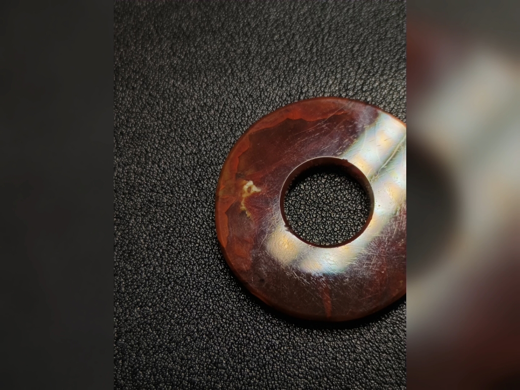 战国红镐玛瑙壁,牛毛纹清晰,光气十足