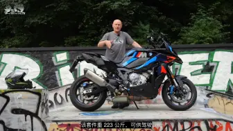 Скачать видео: 穿着旅行装的超级运动摩托车  BMW M1000 XR