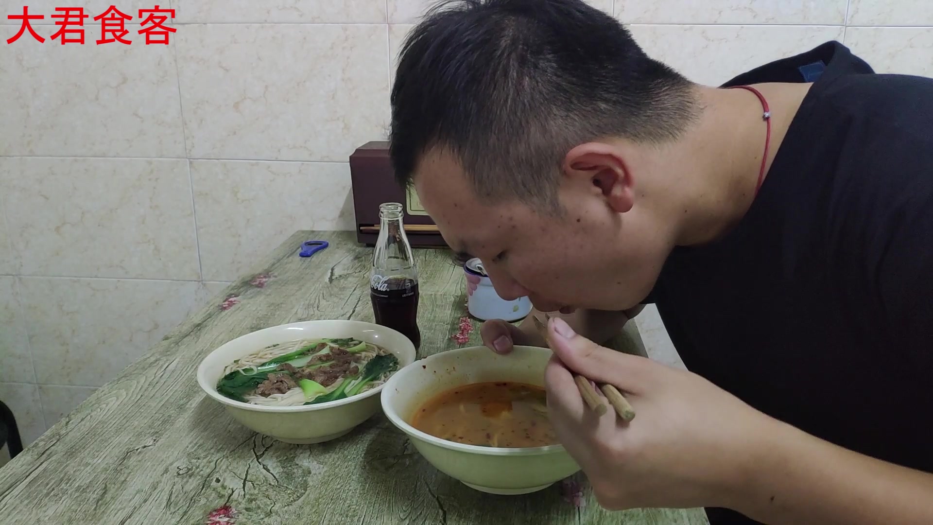 大君下馆子,点了两大碗肉丝面12元加一瓶饮料,吸溜吸溜,真过瘾_哔哩