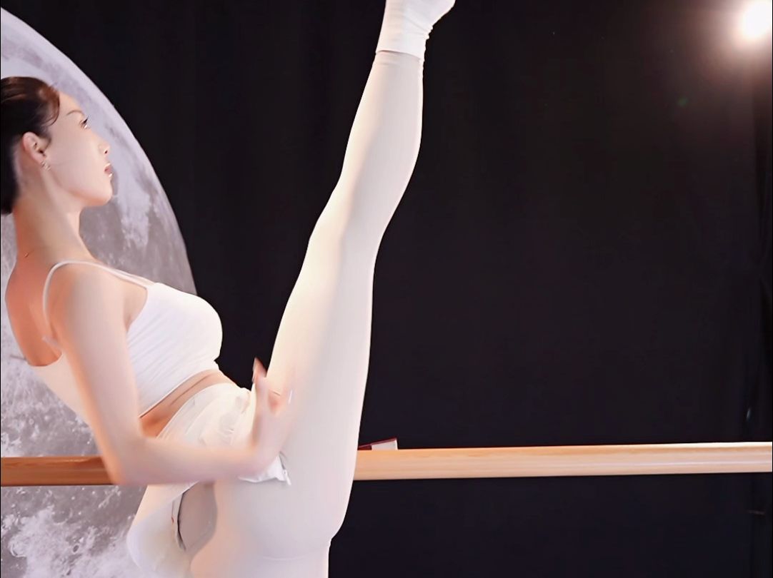 直立踮脚下腰一字马