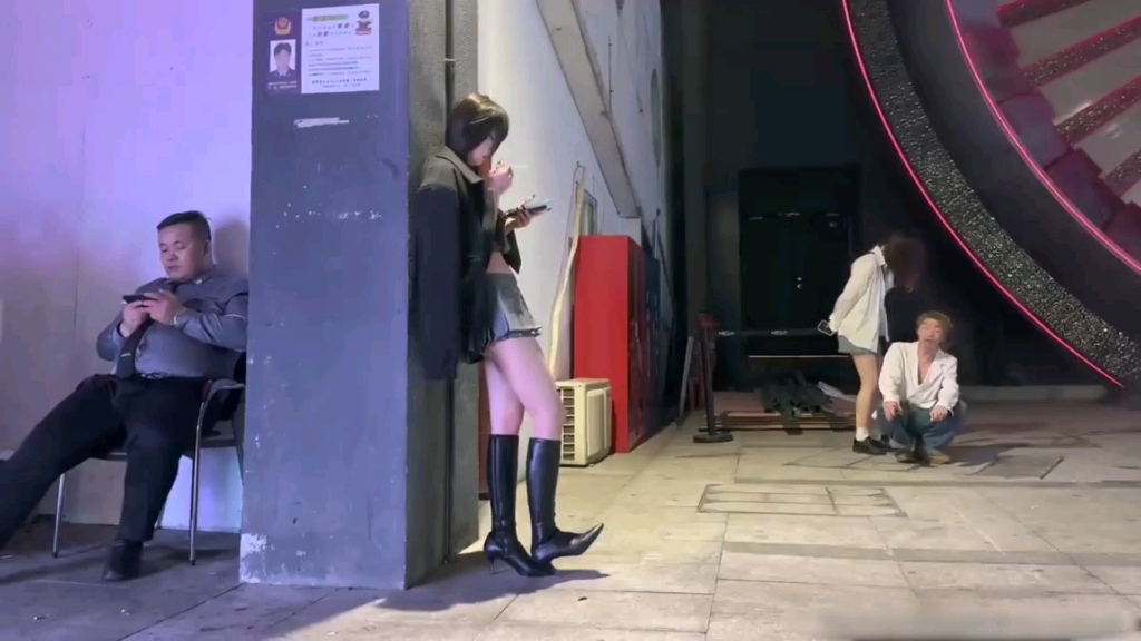 穿长靴的小姐姐真霸气,一边抽烟还一边抬脚尖