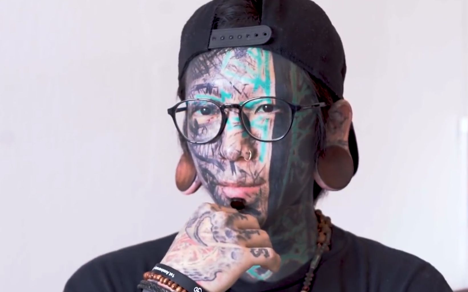 新加坡男子飞澳耗5小时满脸纹身,每天花10分钟欣赏新脸!
