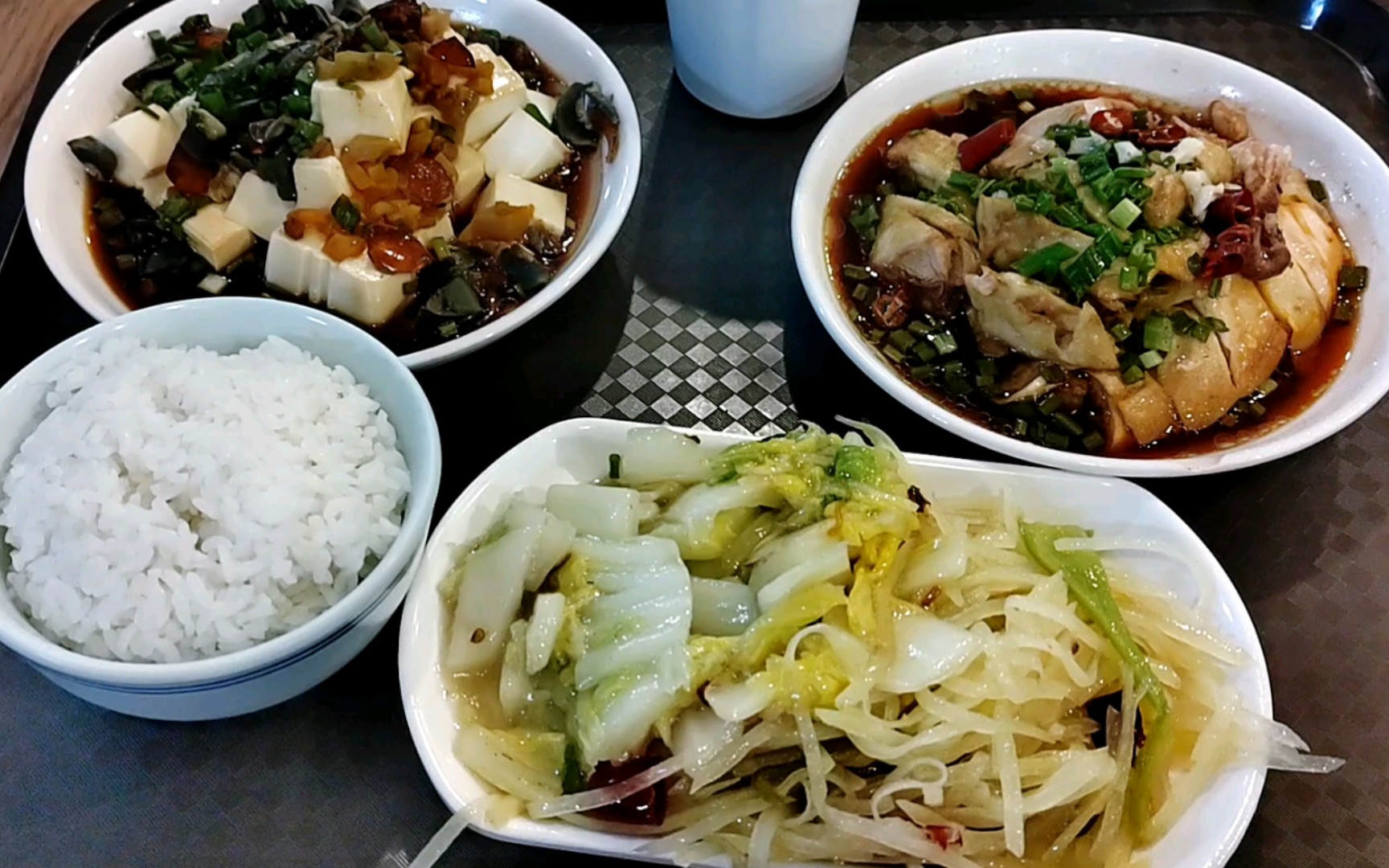 食堂一樓吃飯|皮蛋豆腐|鹽水鴨|土豆絲|白菜,食堂一樓味道好好啊