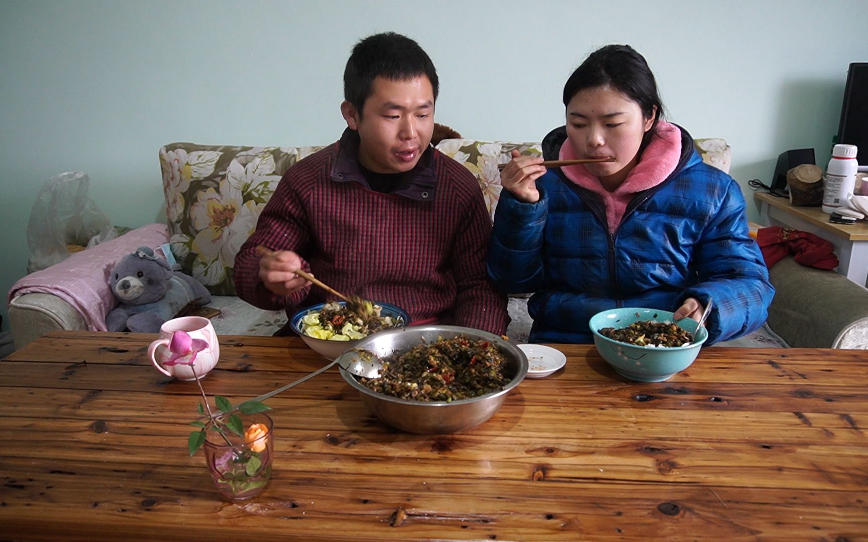 农村家庭版饭遭殃小伙在家做了一大盆拌饭拌面都可以