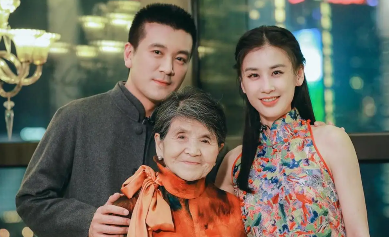 杨子一家三口罕同框,87岁婆婆看黄圣依满眼宠溺,送儿子临期食品