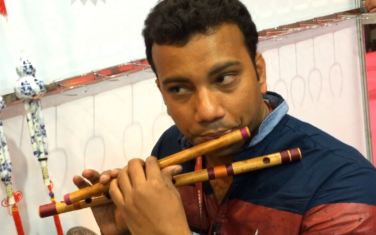 印度笛子演奏家吹印度竹笛