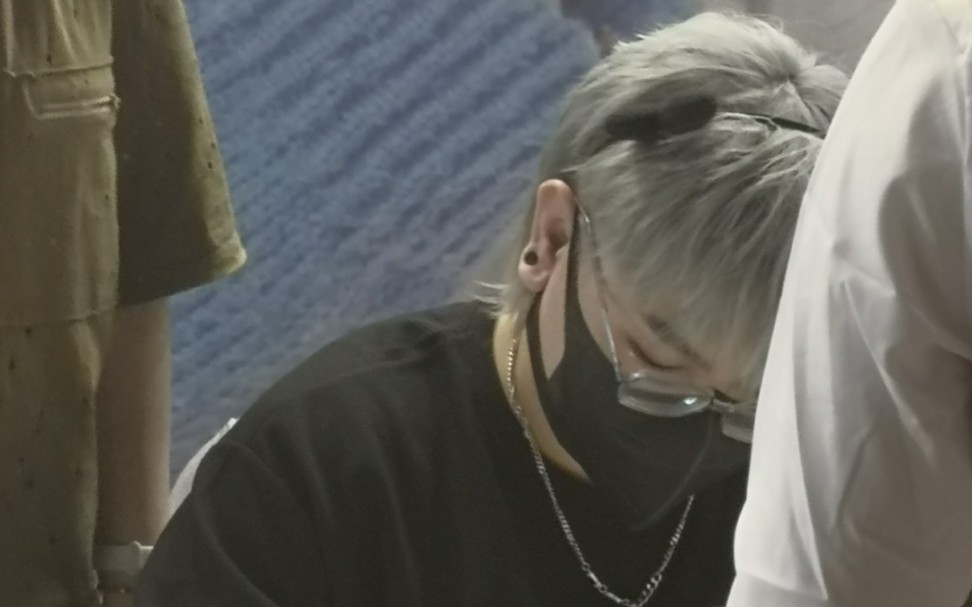 【鹿喑kana】看看签售时超级卡瓦的小鹿老师!(后面有一丢丢紫苏)