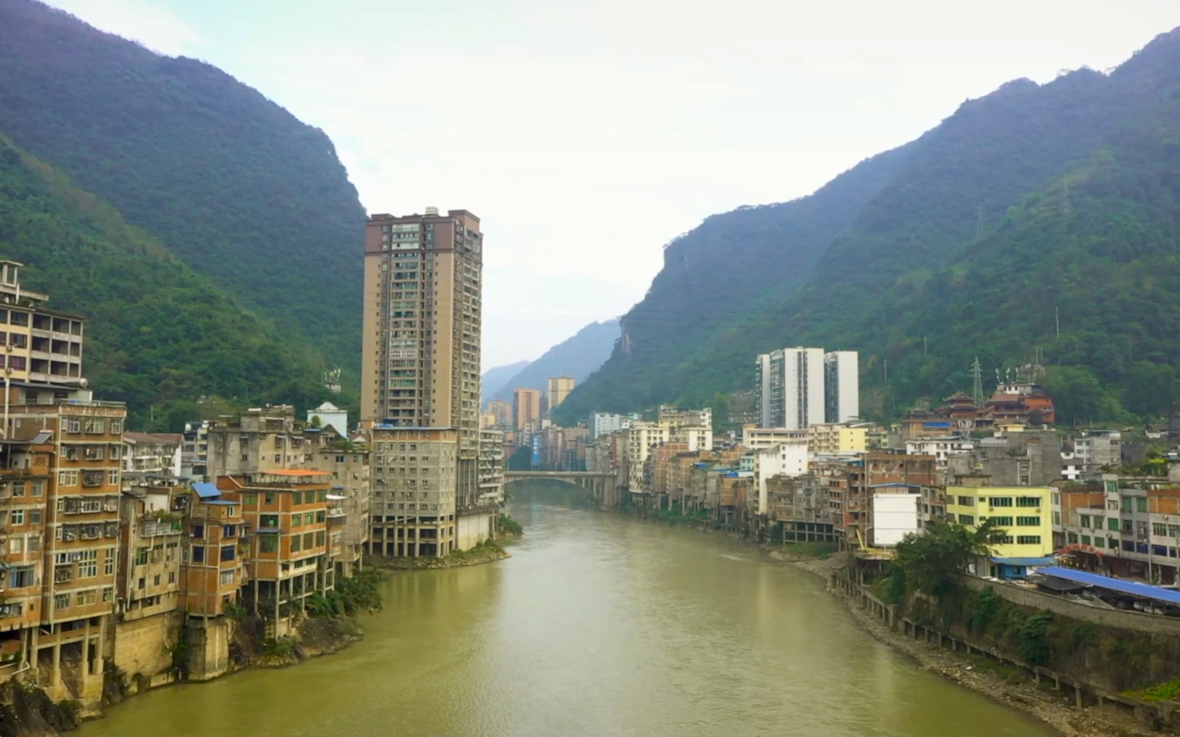 中国西南边陲坐落着一座被誉为中国最窄县城的小城