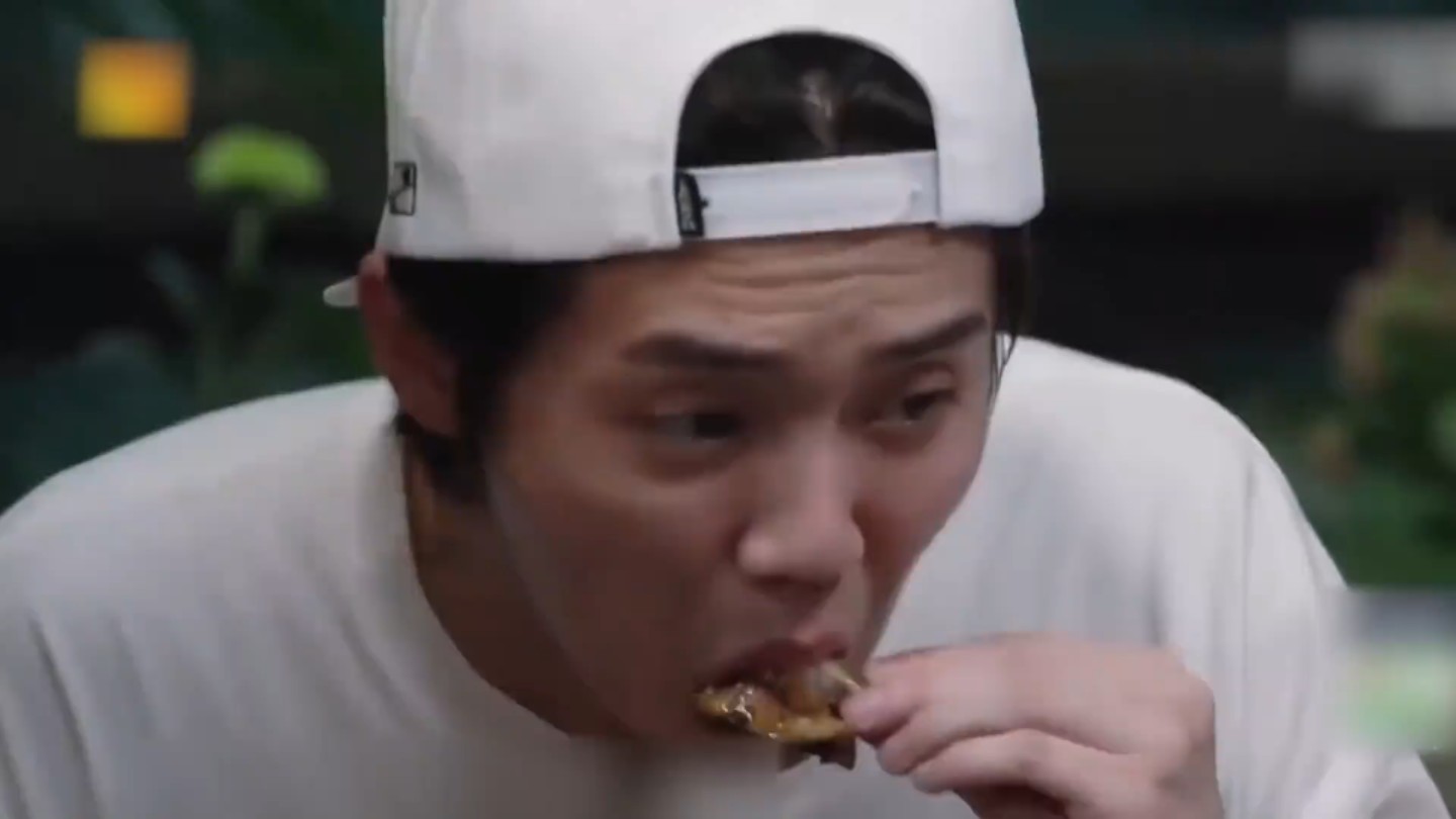 黄磊:诶?我鼻涕纸呢?何炅:诶呦 这馄饨真棒