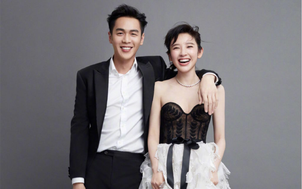 唐艺昕在台上发表获奖感言,张若昀那宠溺的眼神,好甜呀