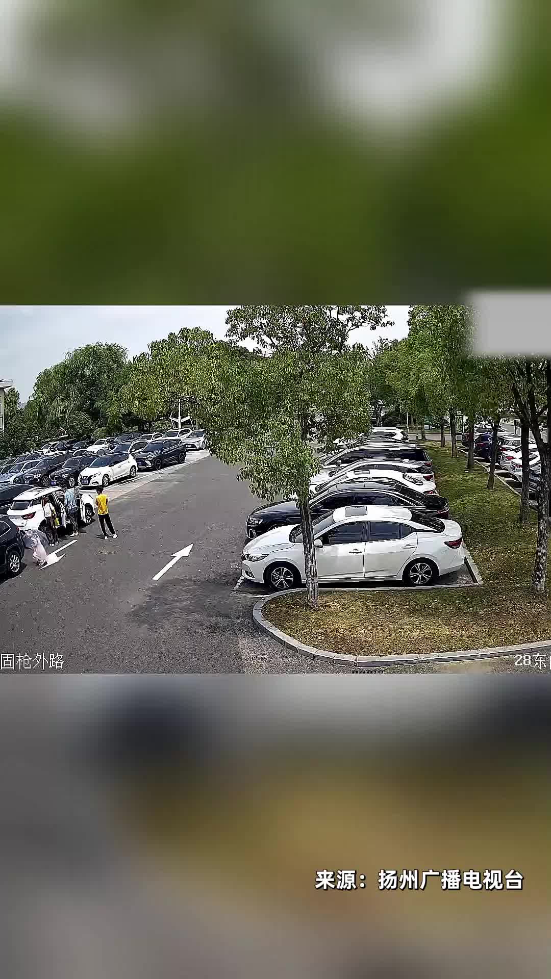 司机6秒连撞3车4人,一女孩被摘除脾脏,司机误踩油门全责哔哩哔哩bilibili