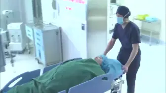 产科医生：医生为孕妇做手术，外面一堆人旁观，紧张不已