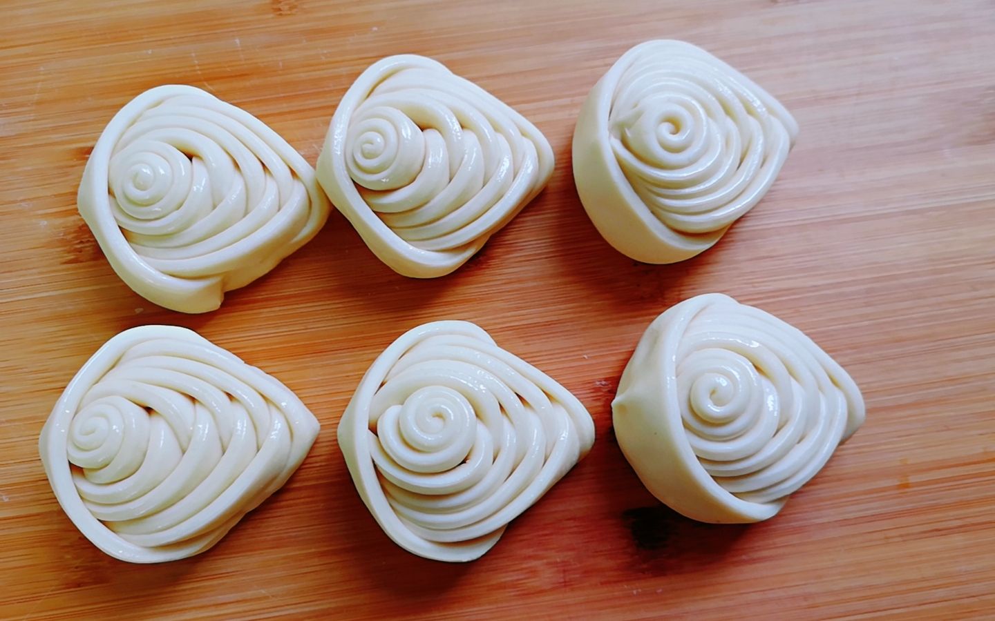 面点师新创的千层花卷造型精美层次丰富不用菜也能吃5个